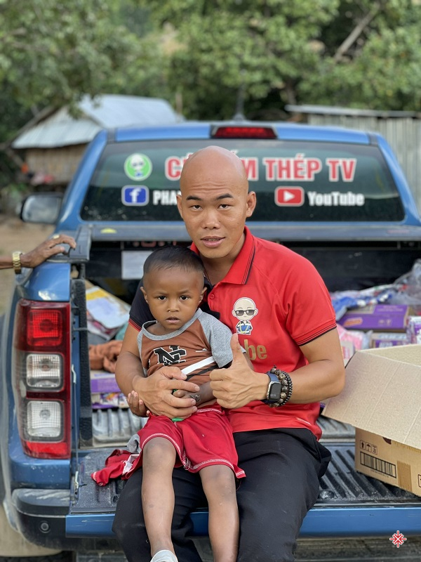 YouTuber Phan Đình Huy: “Với mọi người từ thiện là việc gì đó cao siêu, nhưng với tôi chỉ đơn giản là giúp đỡ người khác bằng những điều nhỏ nhặt nhất, cho đi những cái mình đang có, chứ mình không chờ đợi sự đủ đầy rồi mới cho đi”.