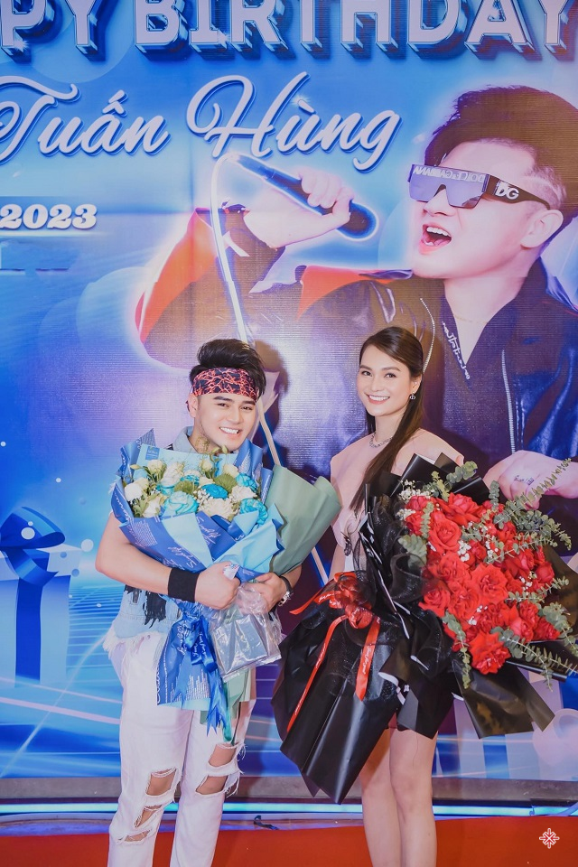Ca sĩ Vũ Tuấn Hùng cùng với CEO Thảo Doris chụp ảnh lưu niệm sự kiện: “11 năm con đường âm nhạc”.