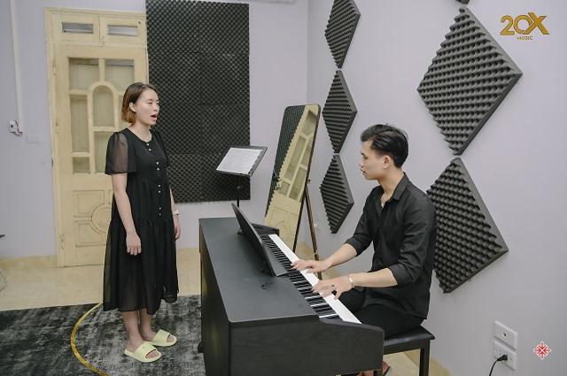 Học viên đang thực hành “mở thanh quản” tại Trung tâm nghệ thuật 20X Music.