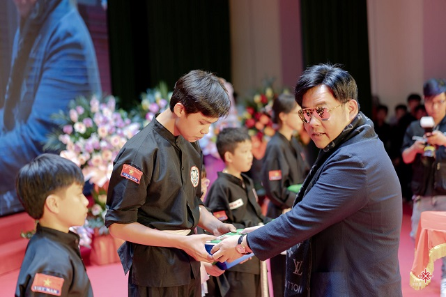 Ca sĩ Quang Lê trao phần thưởng và khích lệ các Võ sinh - Võ phái Bình Định gia Bắc Ninh.