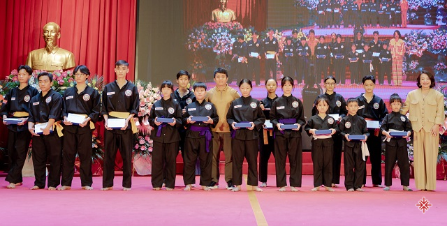 Hàng trăm Võ sinh - Võ phái Bình Định gia Từ Sơn, Bắc Ninh đã nhận được quà tại sự kiện do Võ sư Út Nguyễn chủ trì.