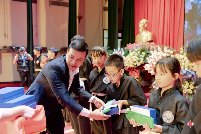 Ông Nguyễn Thiết Thọ - Giám đốc Kia và Mazda thành phố Từ Sơn, Bắc Ninh trao đai cho các võ sinh.