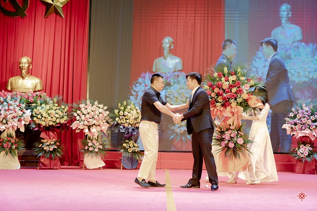 Võ sư Út Nguyễn (ảnh phải) tại lễ Tổng kết, Thăng đai và Trao học bổng cho các Võ sinh - Võ phái Bình Định gia tỉnh Bắc Ninh (2023).