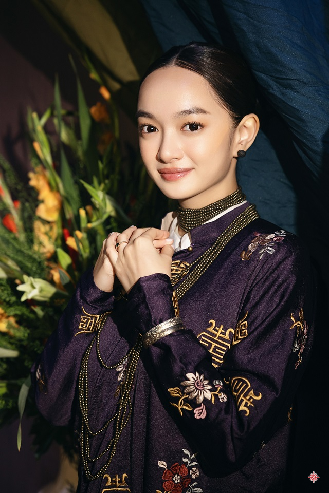 Diễn viên Kaity Nguyễn xinh đẹp trong tà áo dài truyền thống.