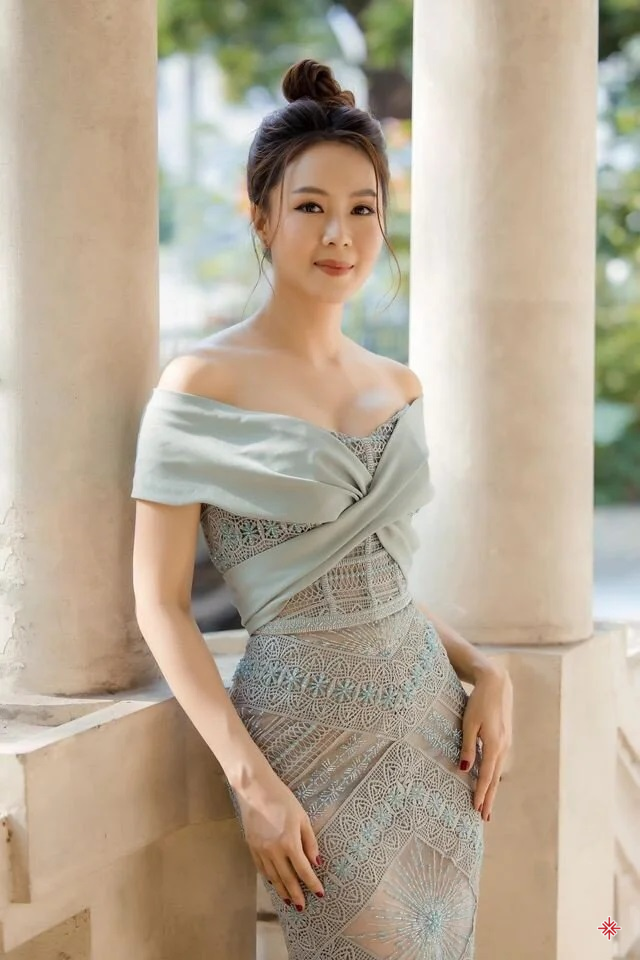 Diễn viên Hồng Diễm bắt đầu hoạt động nghệ thuật với vai trò người mẫu.