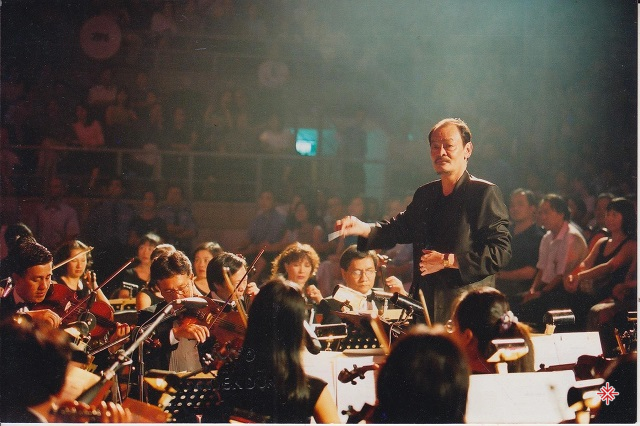 Nhạc sĩ Thanh Tùng chỉ huy dàn nhạc trong đêm diễn.