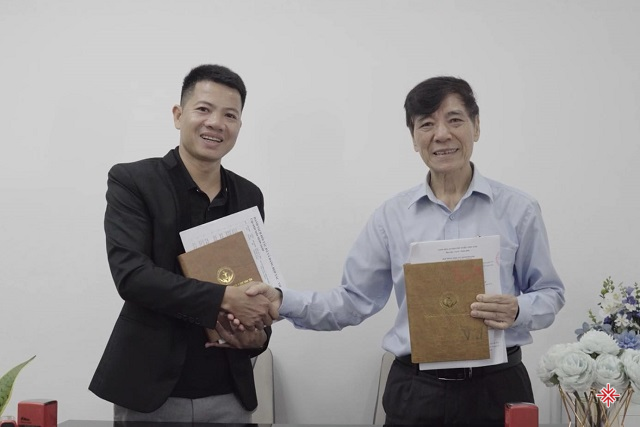 CEO Đường Văn Quân (ảnh trái) trong buổi ký kết Hợp tác chiến lược với Viện Nghiên cứu Phát triển Y học Dân tộc, Bác sĩ Nguyễn Đình Bang (ảnh phải) - Uỷ viên Hội đồng khoa học, Nguyên Giám đốc Bệnh viện Bưu Điện.