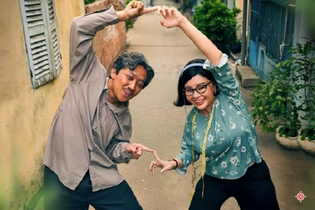 Lê Giang (bên phải) trong một phân cảnh diễn chung với Trấn Thành ở phim “Bố Già”.