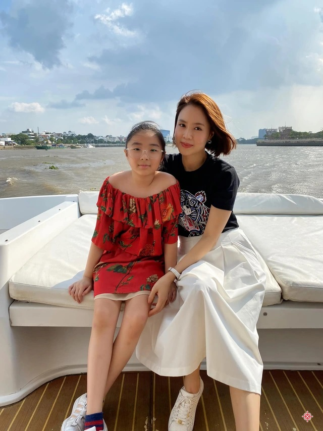 Diễn viên Hồng Diễm chụp ảnh cùng con gái thứ hai.