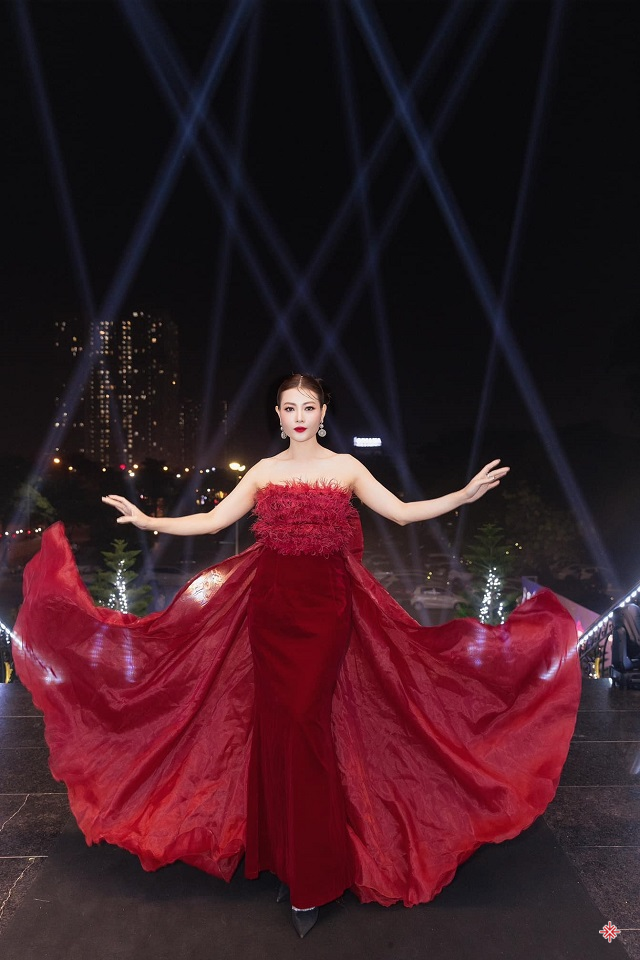 Diễn viên Thanh Hương tỏa sáng trong đêm Vietnam Virtual Face 2023.