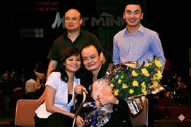 Nhạc sĩ Thanh Tùng chụp ảnh bên ba con.