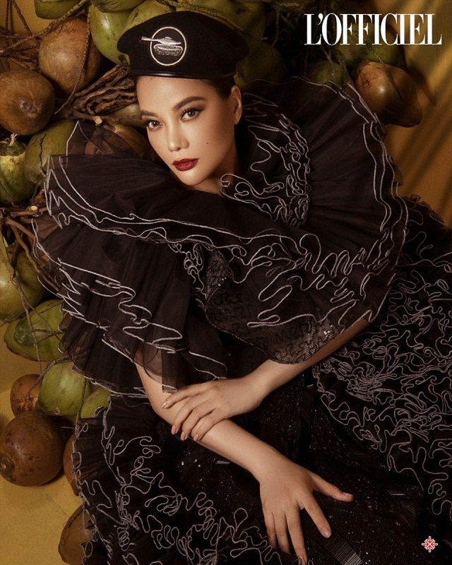Người mẫu Trương Ngọc Ánh chụp ảnh trên tạp chí.