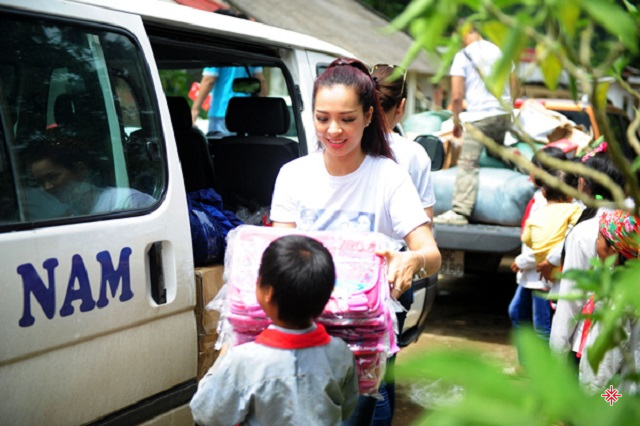 Siêu mẫu Thúy Hằng cùng đồng nghiệp giúp đỡ những hoàn cảnh khó khăn ở Lào Cai.