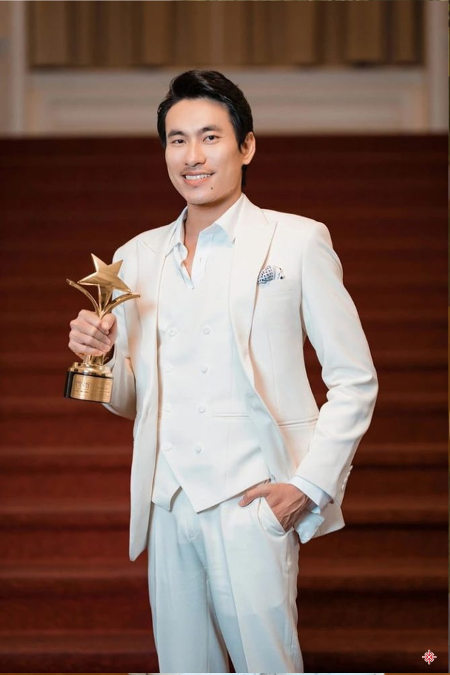 Diễn viên Kiều Minh Tuấn nhận cúp tại Lễ trao giải Ngôi sao xanh 2019.
