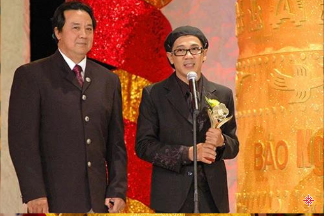NSƯT Bảo Quốc tận tay trao giải cho NSƯT Thành Lộc tại Lễ trao giải Mai vàng.