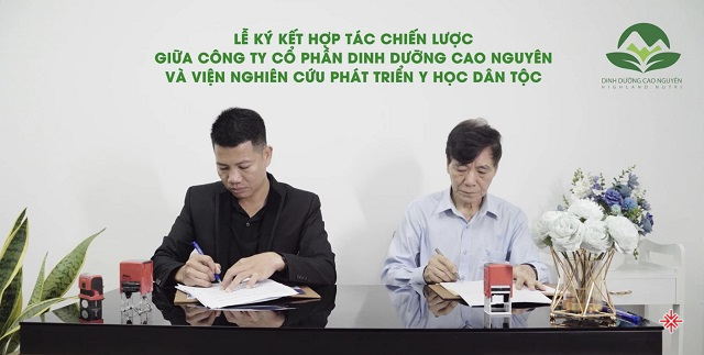 CEO Đường Văn Quân (bên trái) ký kết Hợp tác chiến lược với Viện Nghiên cứu Phát triển Y học Dân tộc.