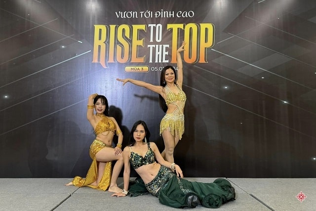 CEO, vũ công Lê Tân cùng nhóm bạn diễn – tại sự kiện Rise to the Top (mùa 3–2024).