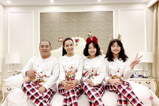 Siêu mẫu Thúy Hạnh hạnh phúc bên ông xã Minh Khang và hai con gái.