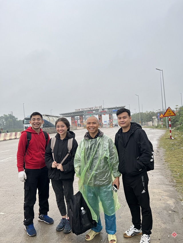 Hành trang của nhà báo Đặng Xuân Tới trong hành trình đi bộ xuyên Việt.