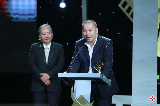 Đạo diễn Quang Huy nhận giải thưởng Đạo diễn xuất sắc nhất tại Lễ trao giải Cánh diều vàng.