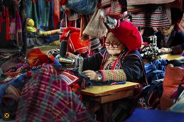 Người phụ nữ (dân tộc Dao) đang may quần áo để bán. Ảnh chụp tại chợ Sapa, Lào Cai, Việt Nam - tác phẩm giúp Long Nguyễn đạt được danh vị “Nhiếp ảnh gia Danh dự” cuộc thi ảnh quốc tế International Photo Awards (IPA).